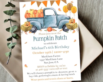 Può includere: Un invito di compleanno rettangolare con un camion blu che trasporta zucche, festoni arancioni e palloncini. Il testo recita: Please join us at the Pumpkin Patch to celebrate Michael's 6th Birthday, October 19th, 12:00-4:30, Markham Farms, 1557 Markham Lane, San Jose, CA.