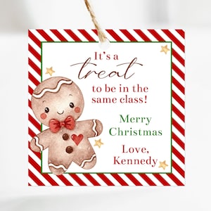 Puede incluir: Etiqueta de regalo de Navidad cuadrada con una ilustración de hombre de jengibre, borde a rayas rojas y blancas, y texto que dice "¡Es un placer estar en la misma clase! Feliz Navidad, Love, Kennedy."