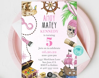Könnte beinhalten: Eine rosafarbene und weiße Geburtstagseinladung mit Piratenthema. Die Einladung lautet "Ahoy Matey Kennedy wird 5 Jahre alt". Sie zeigt ein rosafarbenes Piratenschiff, eine Schatztruhe, einen Totenkopf mit Knochen, einen Kompass, ein Teleskop und einen Papagei.