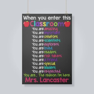 Może przedstawiać: Czarna tablica z napisem "When you enter this Classroom". Tablica jest ozdobiona czerwonymi jabłkami i kolorowym tekstem, który brzmi: "You are amazing, You are important, You are creators, You are scientists, You are explorers, You are loved, You are readers, You are risk takers, You are a friend, You are special, You are leaders, You are respected, You are... The reason I'm here. Mrs. Lancaster."