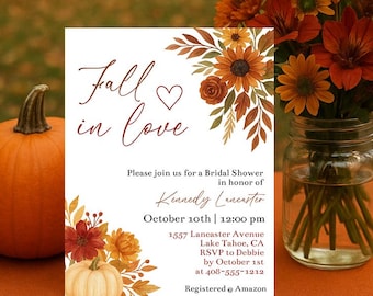 Pode incluir: Um convite para chá de panela com tema de outono com o texto "Fall in Love". O convite é decorado com desenhos florais e uma abóbora. Um buquê de flores laranja está em um pote de vidro. O fundo é uma cena ao ar livre.