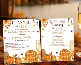 Könnte beinhalten: Zwei Einladungskarten für ein Junggesellinnenabschieds-Wochenende mit dem Text "Flannel and Fizz" und "Weekend Itinerary". Die Karten zeigen herbstliche Illustrationen und liegen auf einer karierten Decke mit einem Glas Champagner.