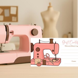 Op de afbeelding: Een roze naaimachine met bruine accenten staat op een lichtgekleurd oppervlak. Een cadeaubon met een illustratie van een naaimachine ligt ernaast. De bon leest "Gift Certificate" en heeft ruimte voor details.