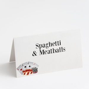 Puede incluir: Tarjeta de lugar blanca con texto negro que dice "Spaghetti & Alb&oacute;ndigas". La tarjeta tiene un gr&aacute;fico de cartas de juego y una pila de fichas de casino.