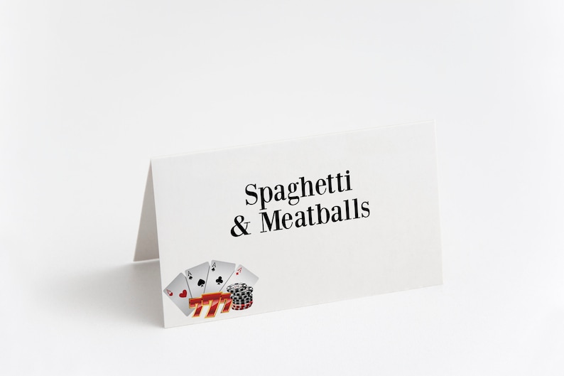 Puede incluir: Tarjeta de lugar blanca con texto negro que dice "Spaghetti & Alb&oacute;ndigas". La tarjeta tiene un gr&aacute;fico de cartas de juego y una pila de fichas de casino.