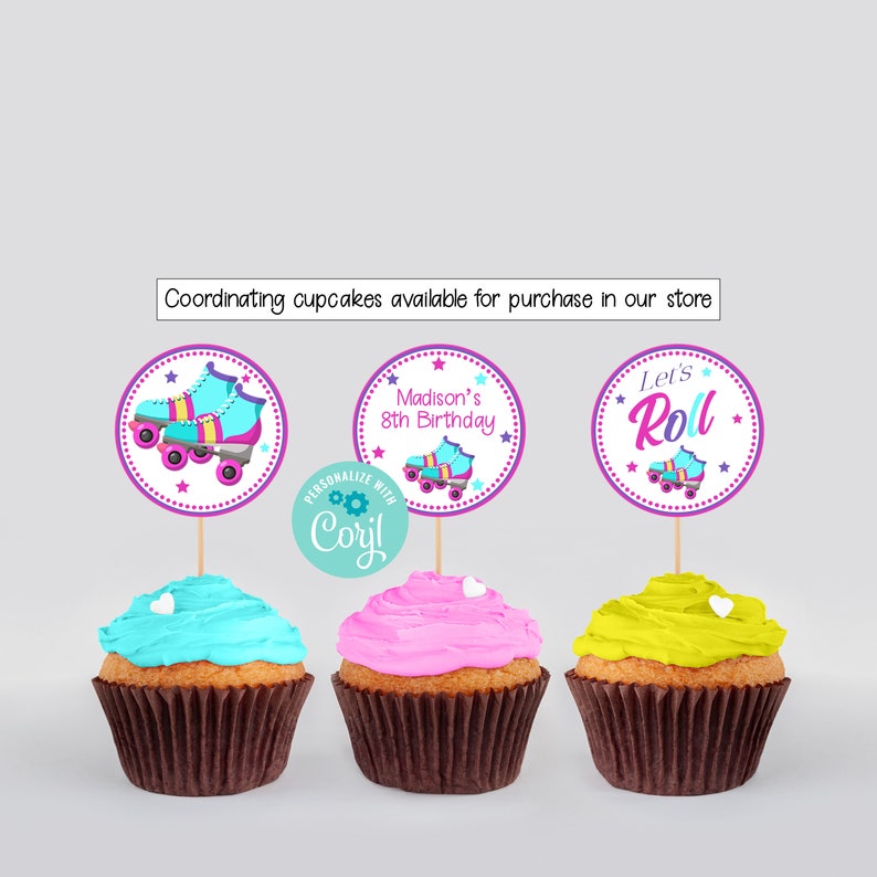K&ouml;nnte beinhalten: Drei Cupcake-Topper mit Rollschuh-Motiv. Die Topper sind rund und in den Farben Pink, Lila und Blau gehalten. Ein Topper zeigt die Aufschrift "Let's Roll" mit einem Rollschuh-Motiv. Ein weiterer Topper zeigt die Aufschrift "Madison's 8th Birthday" mit einem Rollschuh-Motiv. Der dritte Topper zeigt ein Rollschuh-Motiv.