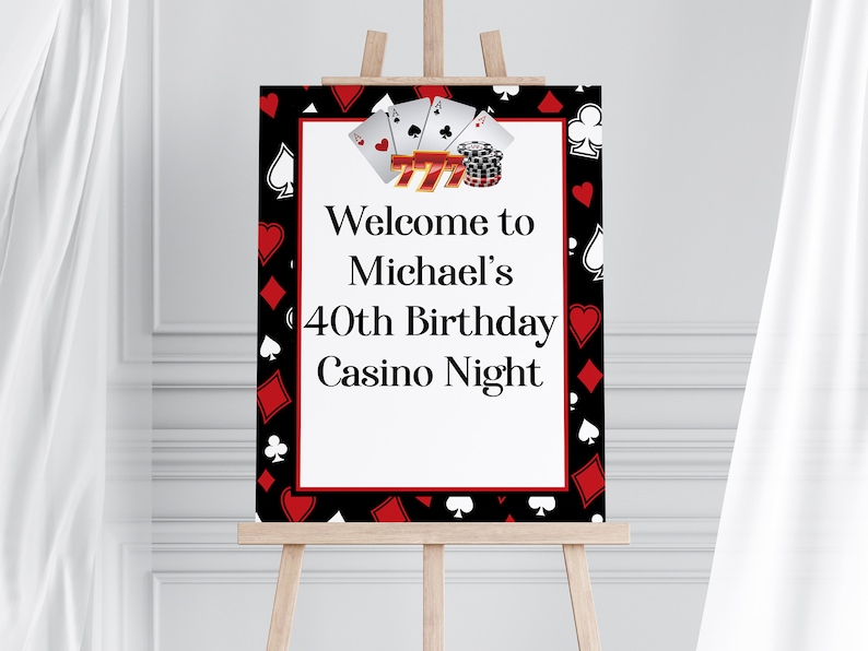 Puede incluir: Un cartel de bienvenida en blanco y negro con s&iacute;mbolos de cartas de juego rojas. El cartel dice "Bienvenido a Michael's 40th Birthday Casino Night".