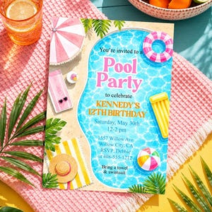 Könnte beinhalten: Eine farbenfrohe Poolparty-Einladung mit dem Text "Pool Party" und Details für Kennedys 12. Geburtstag. Die Einladung zeigt eine Pool-Illustration, einen Strandball und einen rosa-weiß gestreiften Sonnenschirm.