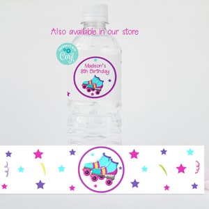 K&ouml;nnte beinhalten: Wasserflaschenetikett mit einem violetten Kreis und einem Paar Rollschuhen mit rosa R&auml;dern. Der Text auf dem Etikett lautet "Madison's 8th Birthday". Das Etikett hat auch einen wei&szlig;en Hintergrund mit rosa, blauen und violetten Sternen.