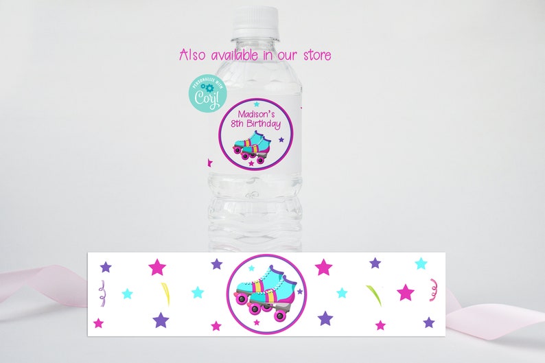 K&ouml;nnte beinhalten: Wasserflaschenetikett mit einem violetten Kreis und einem Paar Rollschuhen mit rosa R&auml;dern. Der Text auf dem Etikett lautet "Madison's 8th Birthday". Das Etikett hat auch einen wei&szlig;en Hintergrund mit rosa, blauen und violetten Sternen.