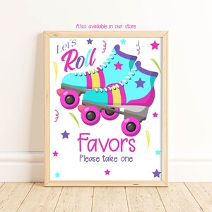 K&ouml;nnte beinhalten: Ein wei&szlig;es Schild mit einem Rollschuh-Design in Pink, Blau und Gelb. Auf dem Schild steht "Let's Roll" und "Favors Please take one".