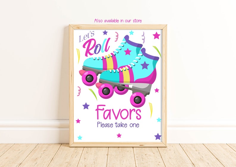 K&ouml;nnte beinhalten: Ein wei&szlig;es Schild mit einem Rollschuh-Design in Pink, Blau und Gelb. Auf dem Schild steht "Let's Roll" und "Favors Please take one".