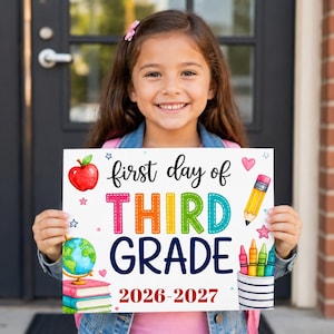 Può includere: Un cartello rettangolare con il testo first day of THIRD GRADE 2026-2027. Il design presenta una mela rossa, un mappamondo su libri, una matita gialla e un bicchiere con pastelli colorati. Il testo è in nero, arancione, rosa, verde e blu.