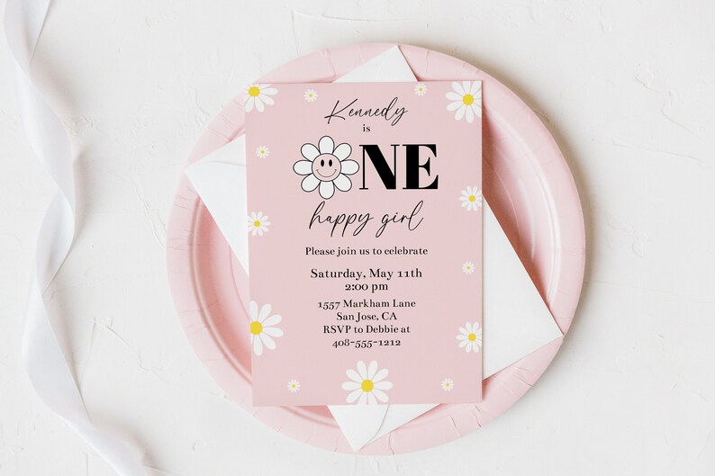 K&ouml;nnte beinhalten: Rosafarbene Geburtstagseinladung mit einem G&auml;nsebl&uuml;mchen-Design. Der Text lautet "Kennedy ist EIN gl&uuml;ckliches M&auml;dchen". Die Einladung enth&auml;lt das Datum, die Uhrzeit und den Ort der Party. RSVP-Informationen sind ebenfalls enthalten.