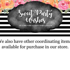 K&ouml;nnte beinhalten: Schwarz-wei&szlig;er gestreifter Hintergrund mit einem Aquarell-Blumenrand. Eine schwarze Tafel mit wei&szlig;em Text lautet "Sweet Party Wishes" und "Let us help make your party wishes come true!" Der Text "We also have other coordinating items available for purchase in our store." befindet sich unterhalb der Tafel.