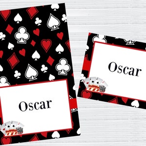 Puede incluir: Dos tarjetas de lugar negras y rojas con un patr&oacute;n de cartas de juego. El nombre "Oscar" est&aacute; escrito en cada tarjeta.