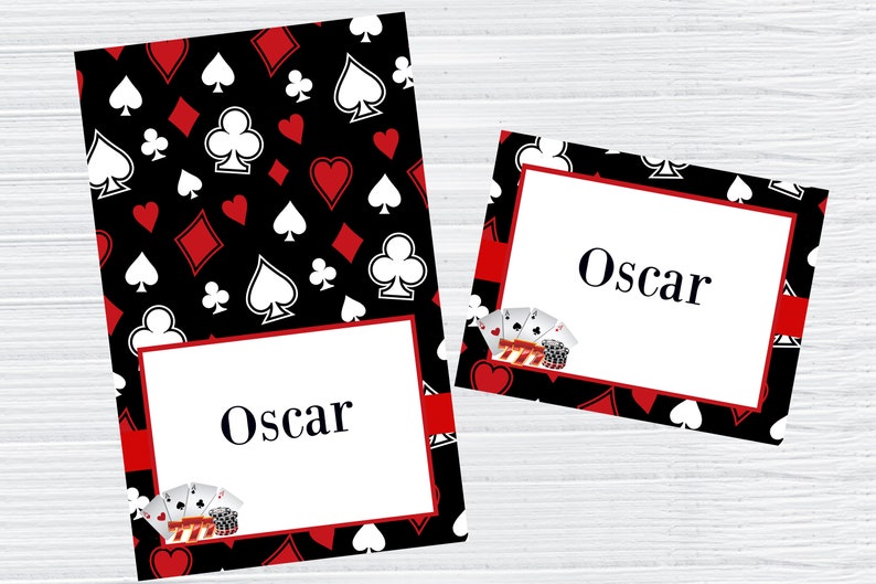 Puede incluir: Dos tarjetas de lugar negras y rojas con un patr&oacute;n de cartas de juego. El nombre "Oscar" est&aacute; escrito en cada tarjeta.