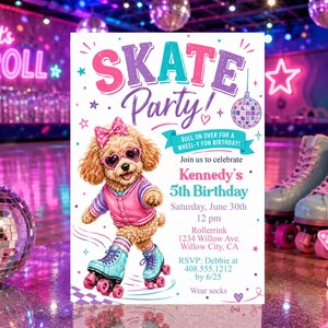 Pode incluir: Um cartão de convite retangular para uma festa de patinação com um poodle de desenho animado vestindo uma jaqueta rosa, óculos em forma de coração e patins. O texto diz: SKATE PARTY! Roll on over for a wheel-y fun birthday! Kennedy's 5th Birthday.