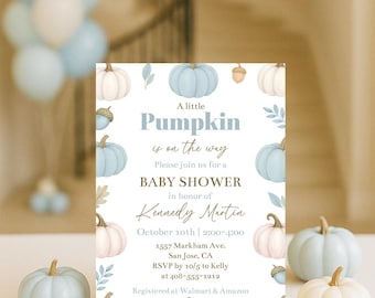Può includere: Invito per baby shower con testo "A little Pumpkin is on the way" in blu e bianco. L'invito include i dettagli per il baby shower di Kennedy Martin, con zucche azzurre e bianche come decorazione.