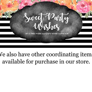 K&ouml;nnte beinhalten: Schwarz-wei&szlig;er gestreifter Hintergrund mit einem Aquarell-Blumenrand. Eine schwarze Tafel mit wei&szlig;em Text lautet "Sweet Party Wishes" und "Let us help make your party wishes come true!" Der Text "We also have other coordinating items available for purchase in our store." befindet sich unterhalb der Tafel.