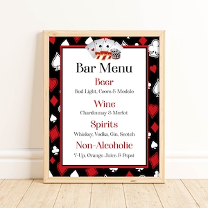 Puede incluir: Un men&uacute; de bar negro y rojo con un tema de cartas de juego. El men&uacute; enumera las bebidas disponibles: Cerveza, Vino, Licores y Sin alcohol. El texto "Bar Menu" est&aacute; en la parte superior del men&uacute;.