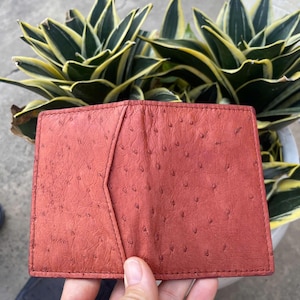 Estuche para tarjetas de crédito/billetera para hombre de cuero genuino marrón, minimalista, mini, delgado, de doble cara, con patas de avestruz.