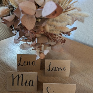 Tarjetas de mesa, tarjetas de lugar, carteles de mesa, etiquetas de nombres, invitados a bodas, carteles de invitados, caligrafía, letras a mano, tarjetas kraft