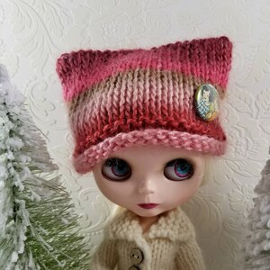 Soy & Wool Hand Knit Hat for Blythe Doll, With Removable Pinback Button, Berry Pinks image 1