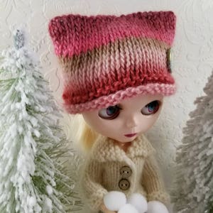 Soy & Wool Hand Knit Hat for Blythe Doll, With Removable Pinback Button, Berry Pinks image 2
