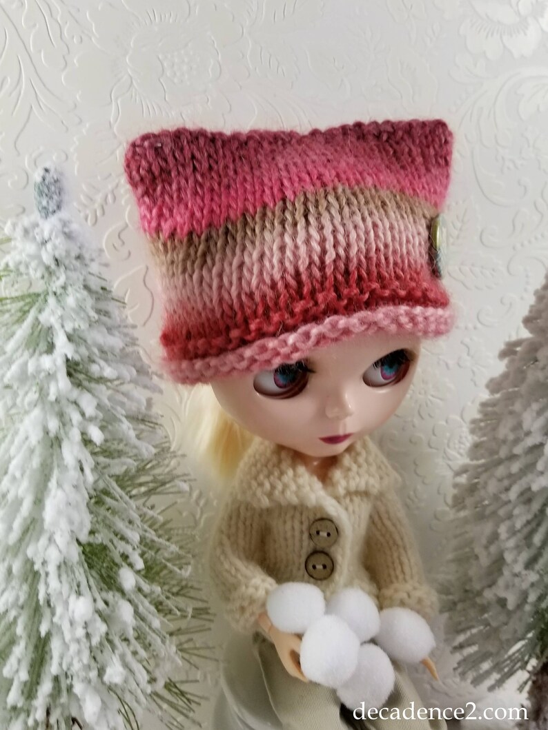 Soy & Wool Hand Knit Hat for Blythe Doll, With Removable Pinback Button, Berry Pinks image 2