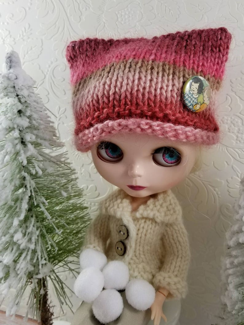 Soy & Wool Hand Knit Hat for Blythe Doll, With Removable Pinback Button, Berry Pinks image 3