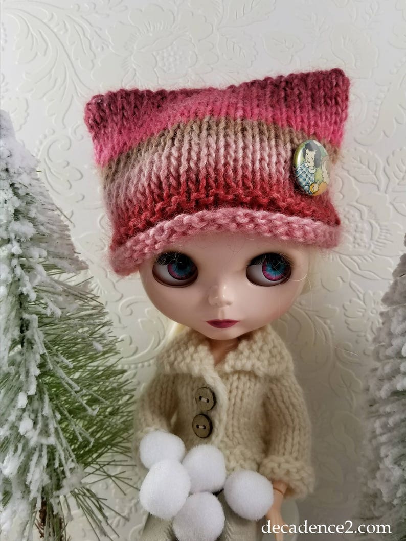 Soy & Wool Hand Knit Hat for Blythe Doll, With Removable Pinback Button, Berry Pinks image 1