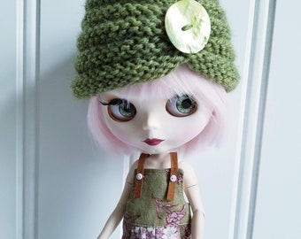 Olive Green Knit Pillbox Hat for Blythe Dolls, Custom Blythes, Handmade Clothes, Handknit, Vintage Buttons