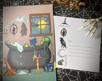 Puede incluir: Una bruja de piel verde con un sombrero puntiagudo se relaja en un caldero burbujeante lleno de espuma verde y blanca. Ella lee un libro titulado "Spells 101" mientras está rodeada de velas, un gato y un fantasma. La escena se desarrolla en una habitación con una ventana que da a una luna llena.