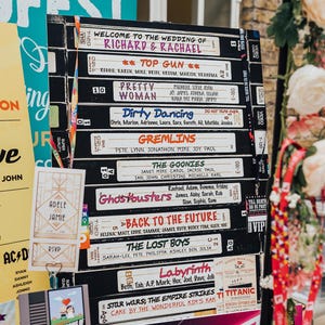 VHS videoband films bruiloft tafelplan - retro bruiloft tafelplan - 80s 90s thema - filmplaatsplanner - bruiloft zitplaatsen grafiek