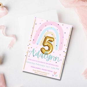 Carte d'invitation et de cadeau d'anniversaire arc-en-ciel