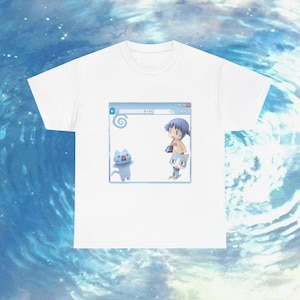 Könnte beinhalten: Weißes T-Shirt mit einer Cartoon-Grafik in einem Browserfenster. Die Grafik zeigt eine blauhaarige Figur, eine katzenartige Figur und den Text "2-04". Das Design ist mittig auf dem T-Shirt platziert.