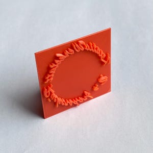 Könnte beinhalten: Orangener Stempel aus Gummi mit dem Text "Handmade with Love" in einem Kreis um die Mitte.
