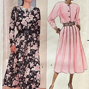 Puede incluir: Patrón Butterick 4359, con ilustraciones de dos vestidos. Uno es un estampado floral negro con cinturón, el otro es un vestido rosa con chaqueta y cinturón a juego. El patrón está etiquetado como "Fast & Easy".