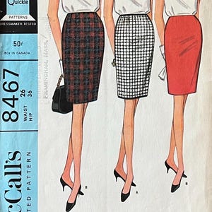 Könnte beinhalten: Vintage McCall's Schnittmuster 8467 für einen Ein-Yard-Rock in zwei Versionen. Die Schnittmusterhülle zeigt Illustrationen des Rocks in Karomuster, Hahnentritt und Rot. Taille 66 cm, Hüfte 91 cm.