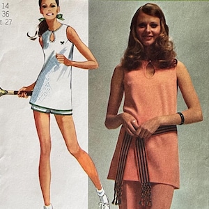 Könnte beinhalten: Vintage Simplicity Schnittmusterumschlag, cremefarben, mit der Nummer 9417 und dem Simplicity-Logo. Die Illustrationen zeigen zwei Frauen in Outfits der 1970er Jahre: ein weißes Kleid und ein pfirsichfarbener Hosenanzug. Entworfen für Frauen, die nähen.