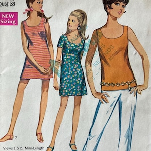 Könnte beinhalten: Ein Vintage-Schnittmusterumschlag von Simplicity 7702 für Größe 16, Oberweite 38. Das Cover zeigt Illustrationen von drei Outfits: ein gestreiftes Minikleid, ein geblümtes Minikleid und ein ärmelloses orangefarbenes Oberteil mit weißer Hose.