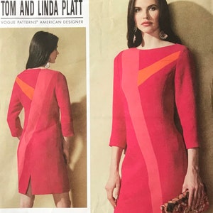 Könnte beinhalten: Ein Schnittmusterumschlag von Vogue Patterns für Tom and Linda Platt für ein Kleid, Modell V1555, mit einem Color-Block-Design in Pink- und Orangetönen. Die Vorderseite zeigt ein knielanges Kleid mit Dreiviertelärmeln und einem Rückenschlitz.