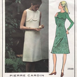 Ungeschnittener Schnittmusterbogen aus den 1970er Jahren, Vogue Original 2559 – Pierre Cardin – Etuikleid mit geschwungener Passe – Seitenschlitz – Einnähetikett – Größe 12, Brustumfang 86 cm