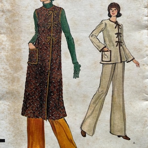 Puede incluir: Patrón de costura vintage con dos conjuntos ilustrados. Una figura lleva un chaleco largo marrón estampado sobre un top verde y pantalones mostaza. La otra figura está con un traje beige con detalles en marrón oscuro.