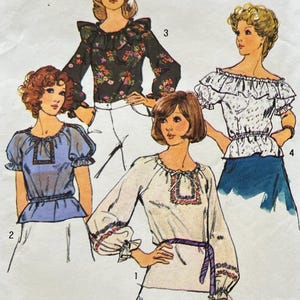 Könnte beinhalten: Vintage Schnittmuster mit vier Blusen-Designs. Die Illustrationen zeigen Blusen mit verschiedenen Details, darunter Rüschen, Blumendrucke und unterschiedliche Ärmelstile. Die Farbpalette umfasst Schwarz, Weiß, Blau und florale Akzente und bietet eine Reihe von Stilen.