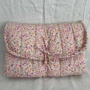 Cambiador de bebé con estampado floral, tela de algodón con estampado floral rosa, cambiador acolchado, cambiador de viaje