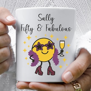 Gepersonaliseerde mok 50e verjaardag dames, 50e cartoon en fantastische print - aangepaste naammok - meerdere kleurkeuzes - snelle, gratis tracking, verzending via UK Post!