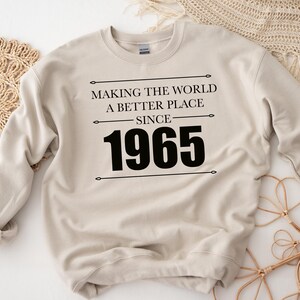 Moletom de aniversário de 60 anos - Tornando o mundo um lugar melhor desde 1965 - Personalizado com ano de nascimento - Postagem rastreada gratuita no Reino Unido