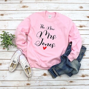 Sudadera de boda personalizada con nombre de la nueva señora. Top de luna de miel. Regalo para novia. Envío con seguimiento en el Reino Unido.